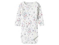 Hvid langærmet baby body med blåt og rødt blomsterprint fra Name It 13241122 cloud dancer